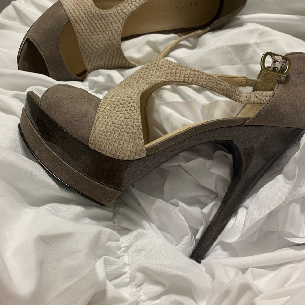 Pelle Moda stiletto shoe.